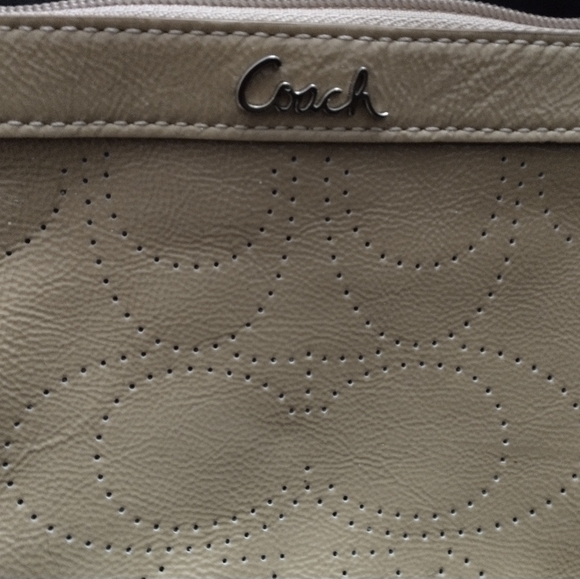 NWT COACH patent leather neutral wristlet with zipper - Picture 5 of 6